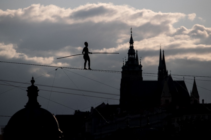 Fransız Cambazdan 35 Metre Yükseklikte Nefes Kesen Yürüyüş