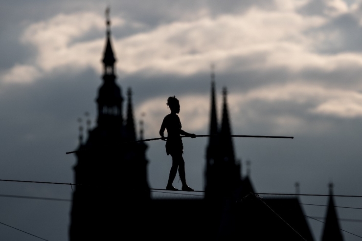 Fransız Cambazdan 35 Metre Yükseklikte Nefes Kesen Yürüyüş