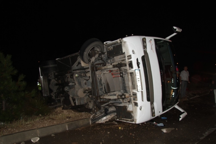 Isparta’da Nişandan Dönenleri Taşıyan Midibüs Yan Yattı: 8 Yaralı