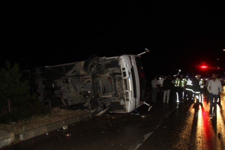 Isparta’da Nişandan Dönenleri Taşıyan Midibüs Yan Yattı: 8 Yaralı