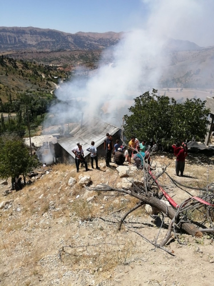 Ot Yangını Evi Yaktı