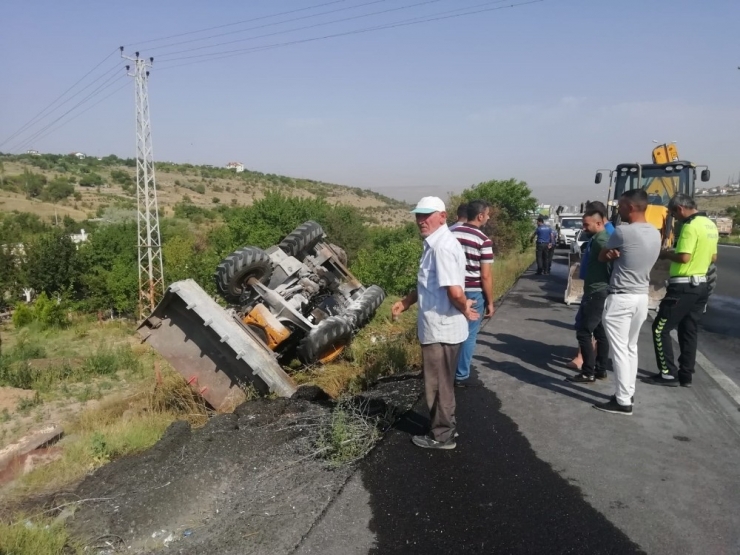 Şarampole Devrilen İş Makinesi Alev Aldı: 1 Yaralı