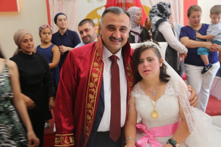 Down Sendromlu Rabia’ya Damatsız Düğün