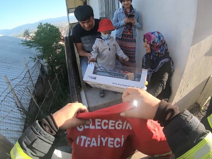3 Yaşındaki Lösemi Hastası Ahmet’in İtfaiyecilik Hayali Gerçek Oldu