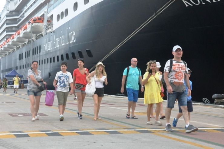 Dev Transatlantik Kuşadası’na 4. Seferini Gerçekleştirdi