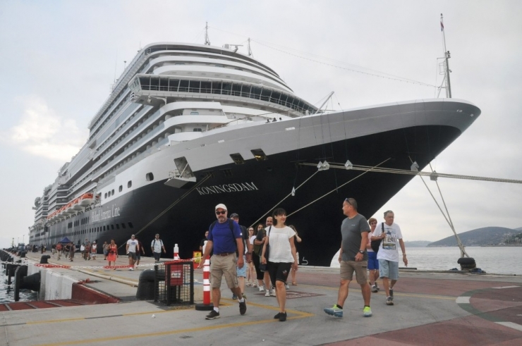 Dev Transatlantik Kuşadası’na 4. Seferini Gerçekleştirdi