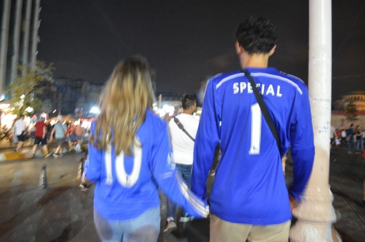 Liverpool’lu Taraftarların Taksim’de Kupa Coşkusu