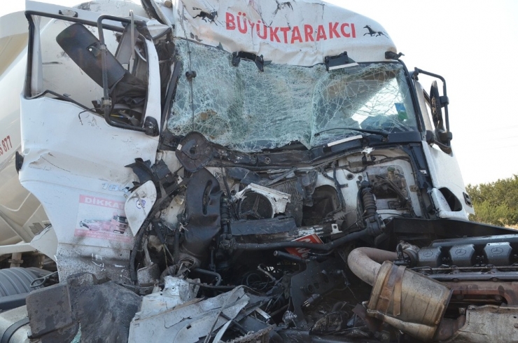 Akaryakıt Tankeri Tıra Çarptı, Faciaya Ramak Kaldı