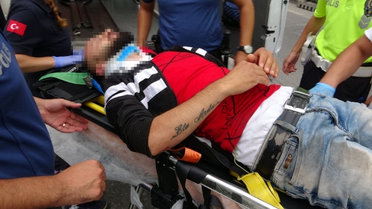 Motosikletlilerin Seyir Halindeki Sohbeti Kaza Getirdi: 1 Yaralı