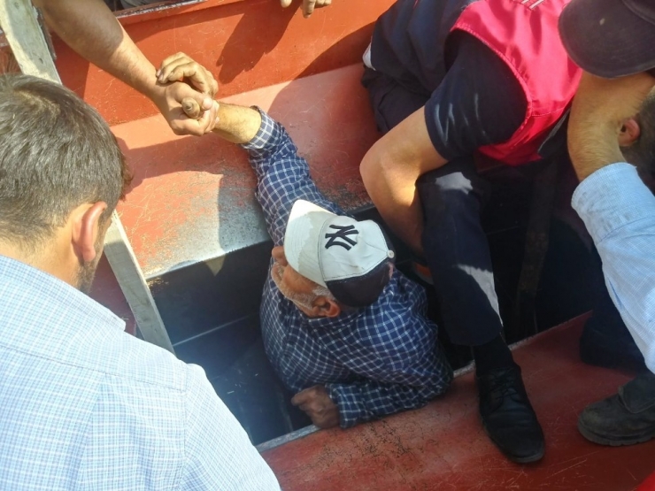 Patoza Düşen Çiftçiyi İtfaiye Kurtardı