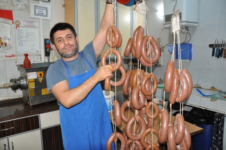 Sucuğa Kadın Eli Değdi