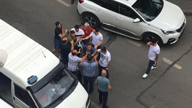 Trabzon’da Trafikteki Tartışma Cep Telefonu Kameralarına Yansıdı