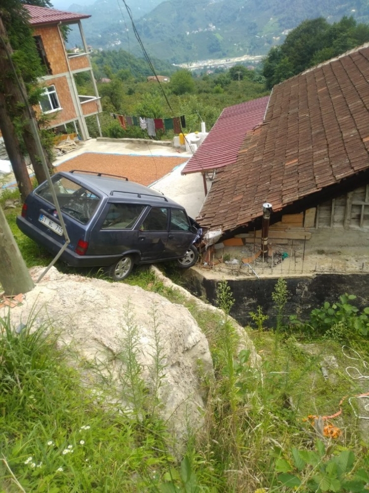 Çekicinin Halatı Koptu, Aracının Altında Kaldı