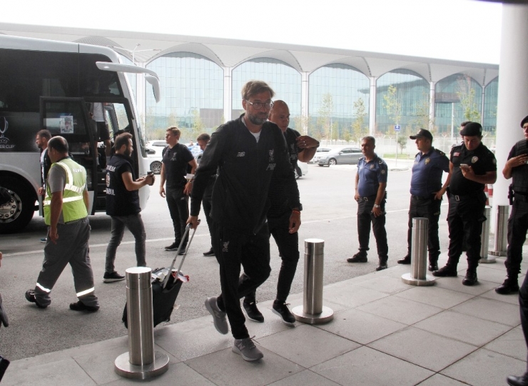 Süper Kupa’yı Kaldıran Liverpool, İngiltere’ye Döndü