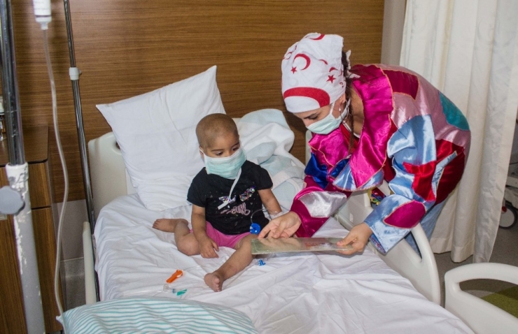 Kanser Hastası Miniklere Hastanede Bayram Kutlaması