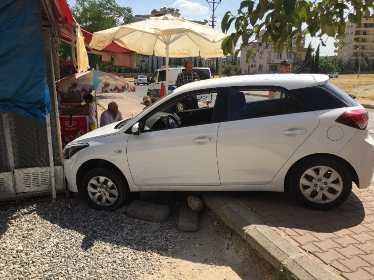 Freni Boşalan Otomobil Markete Girdi