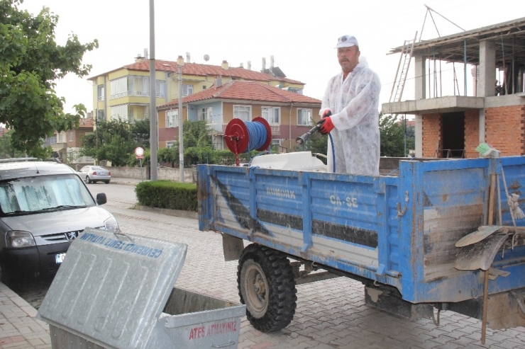 Şuhut’ta Çöp Bidonları Dezenfekte Ediliyor