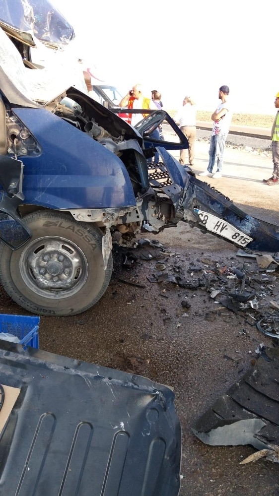 Aksaray’da Minibüs İle Kamyon Çarpıştı: 1 Yaralı