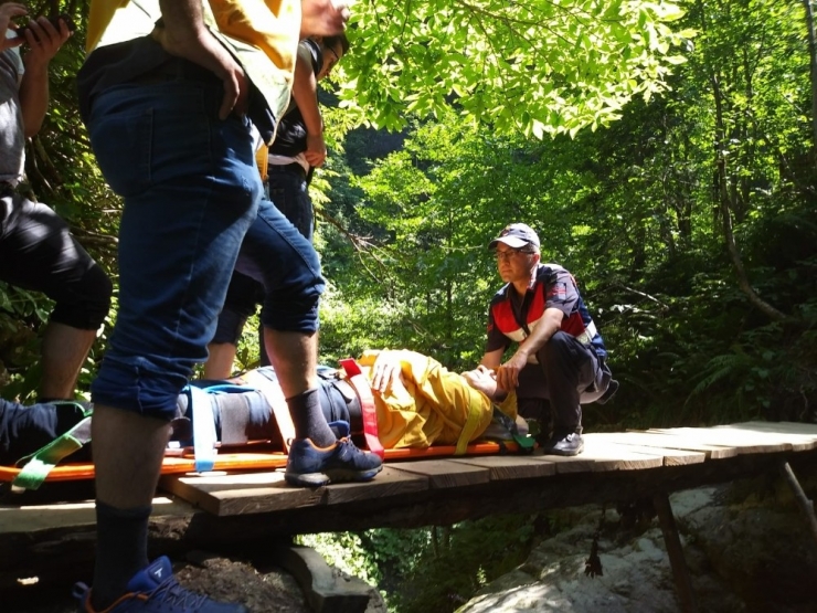 Kayalıklardan Düşen Vatandaş Kurtarıldı