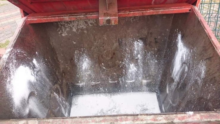 Aslanapa’da Çöp Konteynerleri İlaçlanıyor