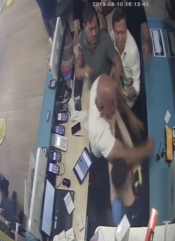 Telefon Bayisini Basıp Çalışanı Silahla Vuran Şahıslar Kamerada