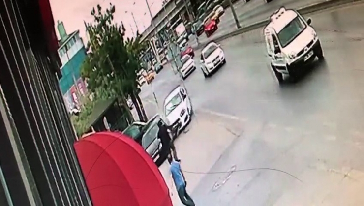 Avcılar’da Kaldırıma Çıkan Araç Park Halindeki Otomobile Çarptı