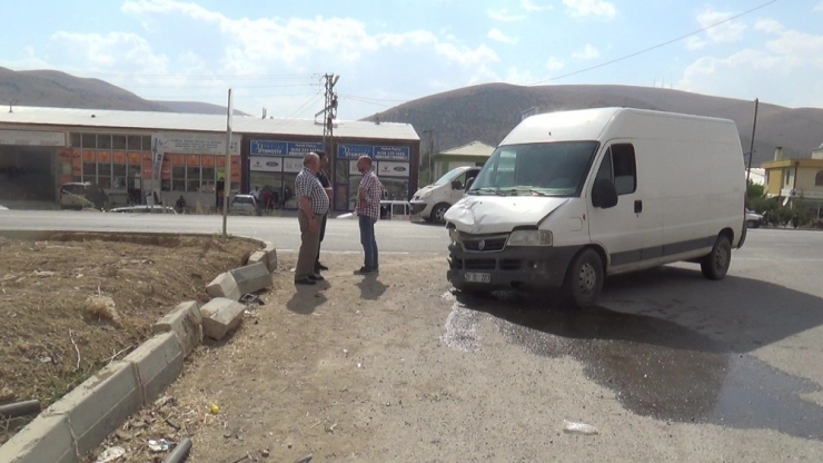 Bayburt’ta Minibüs İle Otomobil Çarpıştı: 1 Ölü, 2 Yaralı