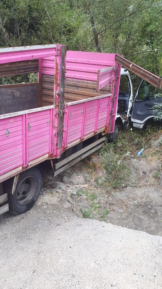 Kamyonet Şarampole Uçtu: 1 Yaralı