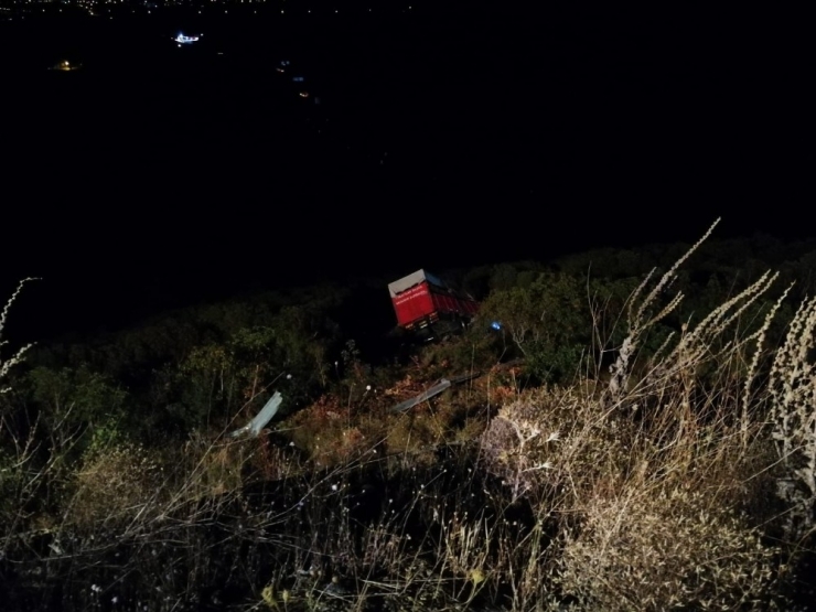 Patates Yüklü Kamyon Uçuruma Yuvarlandı: 1 Ölü