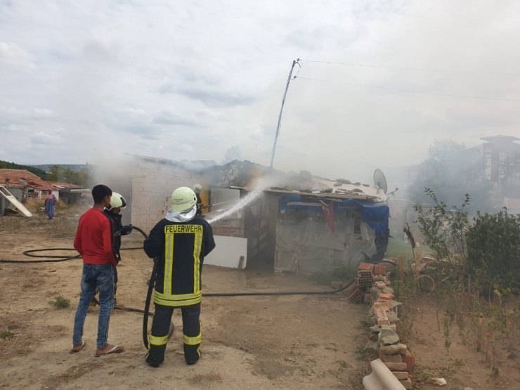 Tek Katlı Ev Alev Alev Yandı