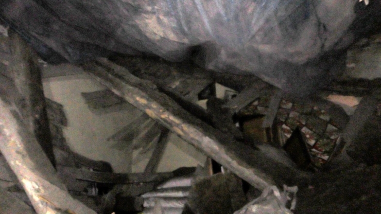 Ardahan’da Bir Evin Damı Çöktü, 5 Kişilik Aile Ortada Kaldı