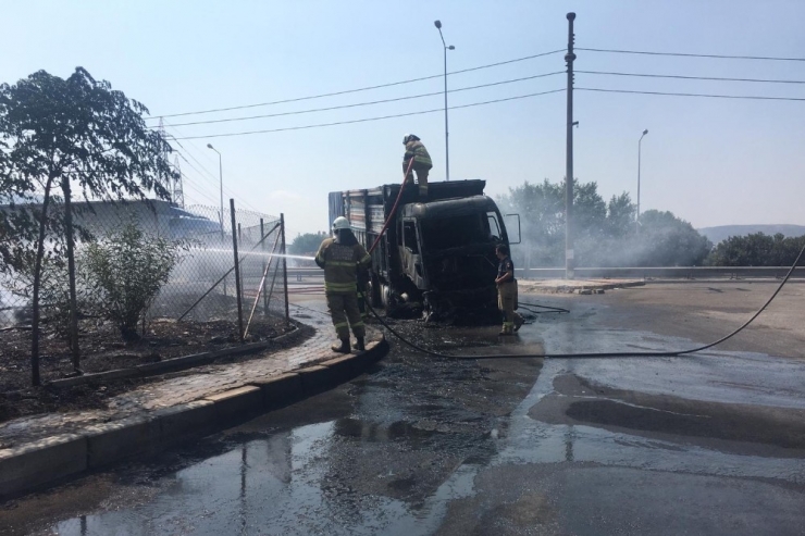 Ahşap Yüklü Kamyon Alev Topuna Döndü