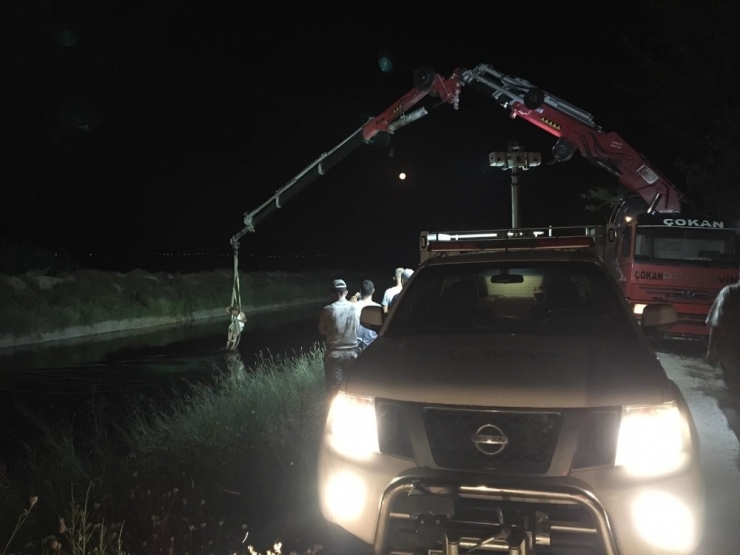 Sulama Kanalına Düşen Otomobilde İki Genç Hayatını Kaybetti