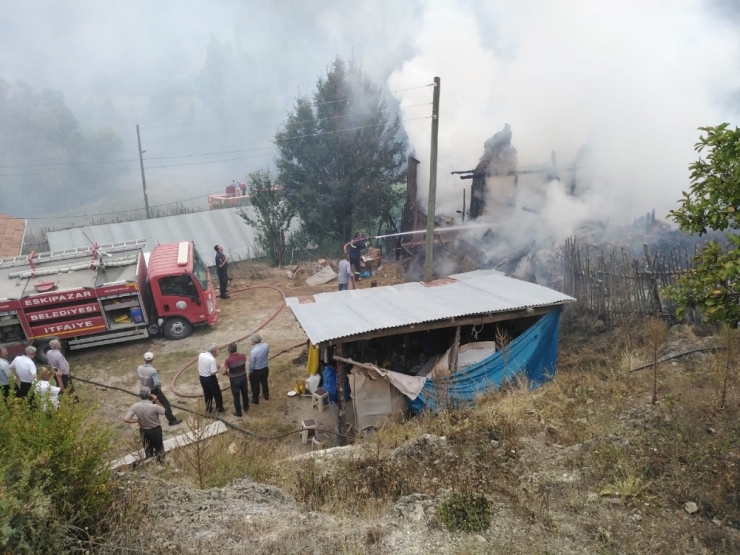 İki Katlı Ev Alevlere Teslim Oldu