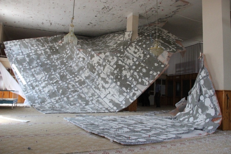 Karaman’da Namaz Sırasında Cami Tavanı Çöktü