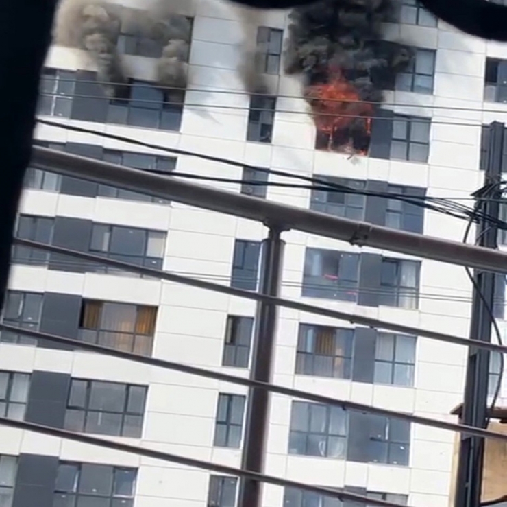 Ümraniye’de 18 Katlı Binanın Onuncu Katında Yangın