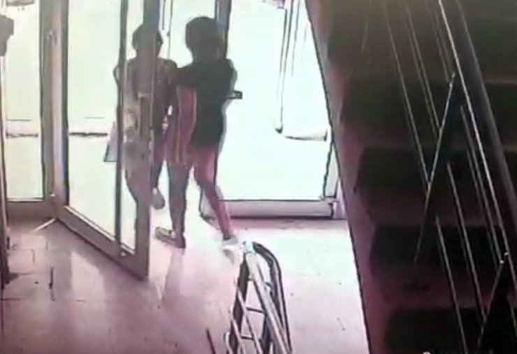 Komşu Kızını Darp Edip Saçlarını Yoldu