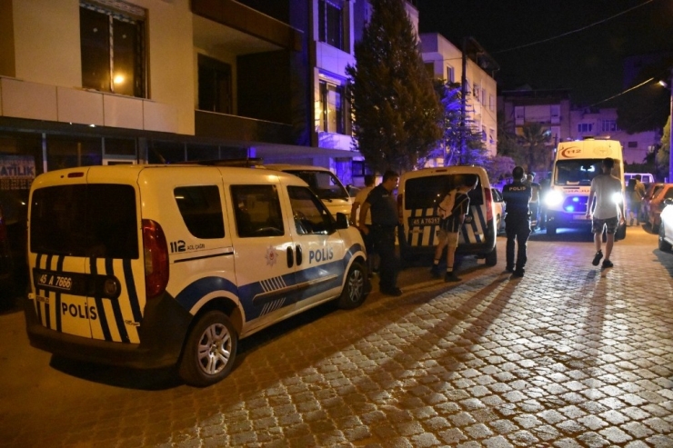 Evine Girerken Apartman Girişinde Bıçaklandı