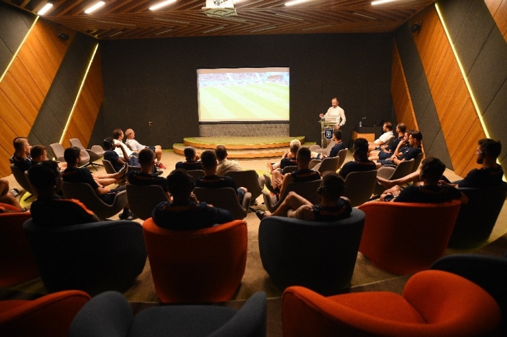 Başakşehir’de Futbolcular Ve Teknik Heyet Yeni Oyun Kuralları Hakkında Bilgilendirildi