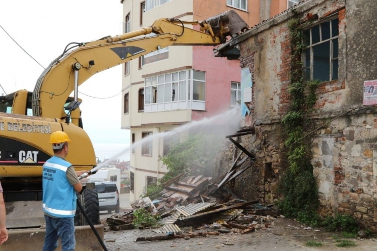 Ünye’de Metruk Binalar Yıkılıyor