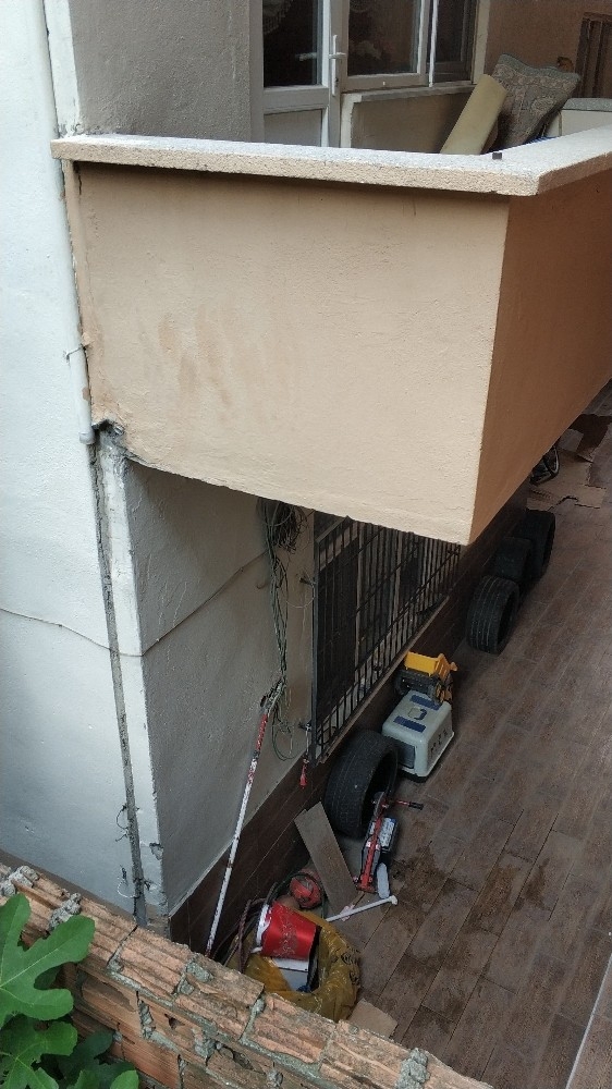 Evine Girmek İçin Balkona Tırmanırken Düşen Kadın Ölümden Döndü