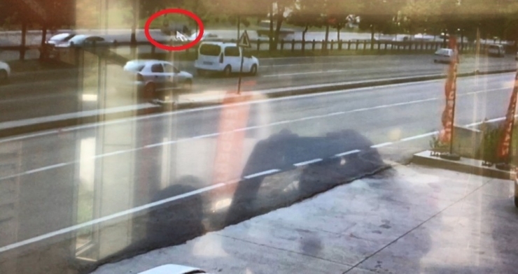 Otomobilin Takla Atıp 100 Metre Sürüklenmesi Kamerada