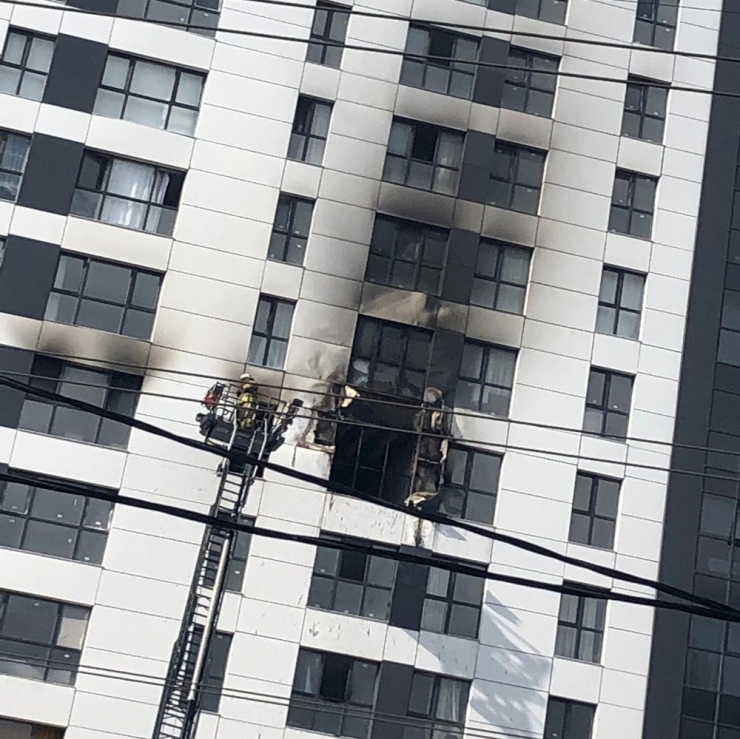 Ümraniye’de 18 Katlı Binanın Onuncu Katında Yangın