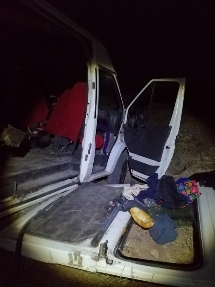 Kaçak Mülteci Taşıyan Minibüs Kaza Yaptı; 17 Yaralı