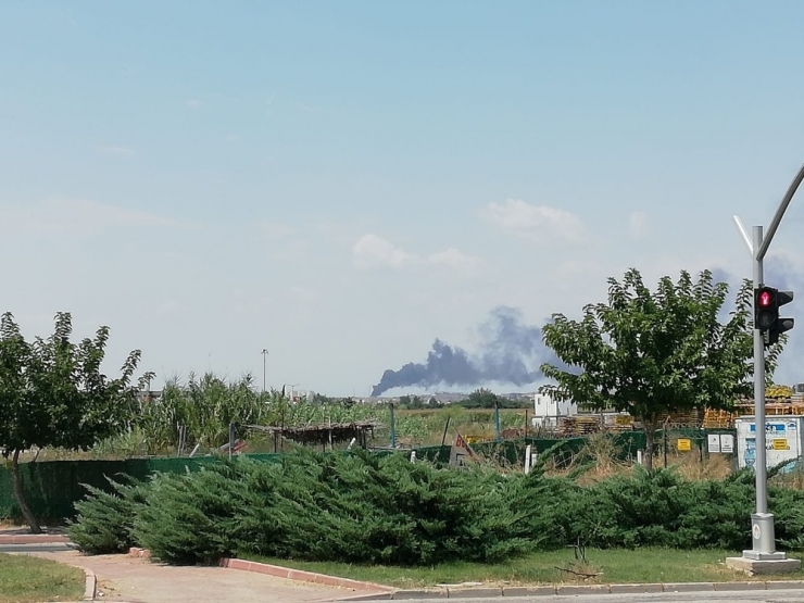 Yanan Otomobilin Dumanı Gökyüzünü Kapladı