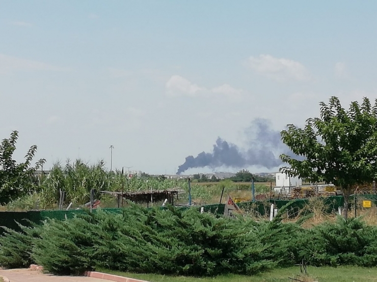 Yanan Otomobilin Dumanı Gökyüzünü Kapladı