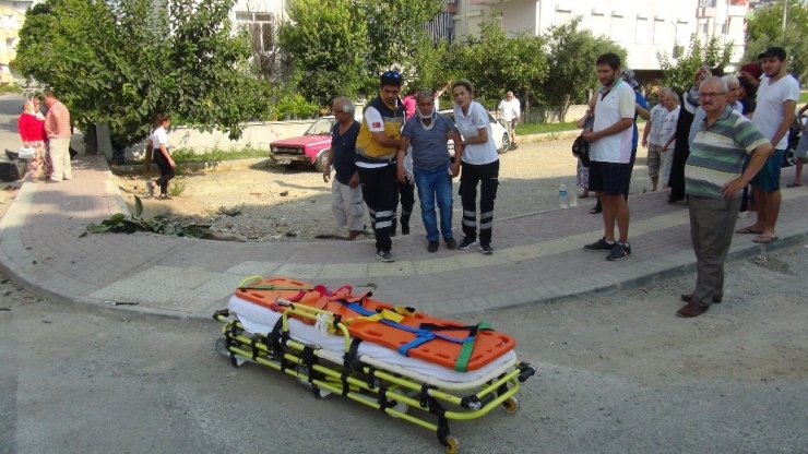 Kavşakta Çarpışan Araçlar Hurdaya Döndü: 2 Yaralı