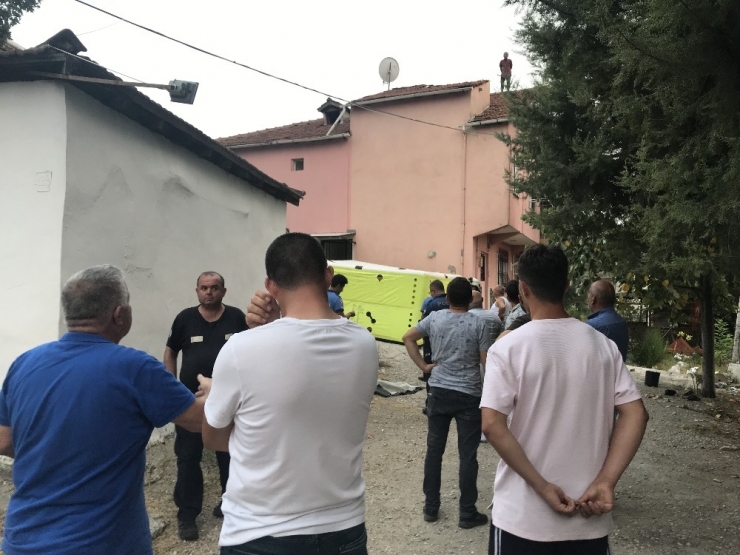 Elinde Baltayla Çatıya Çıkan Adam Aşağı Düştü