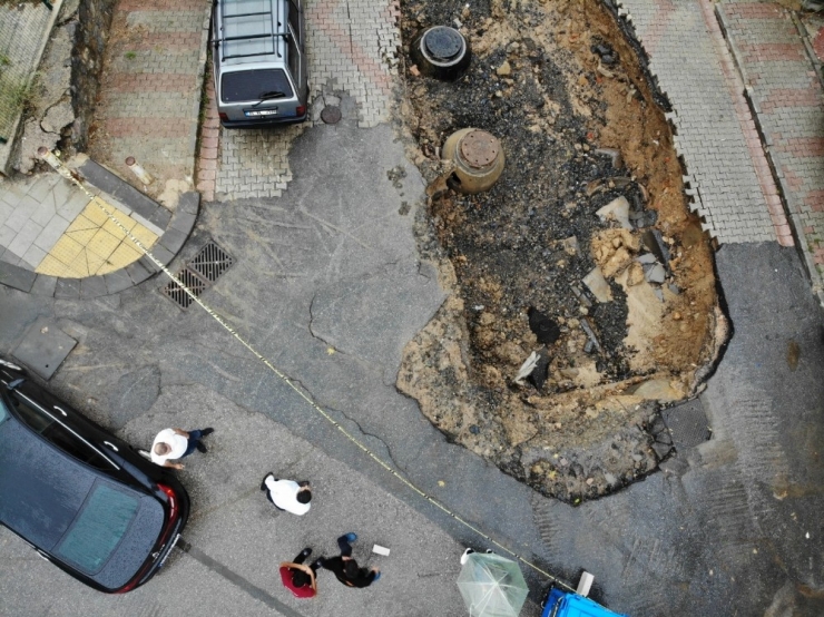 İstanbul’da Yoğun Yağış Sonrası Çöken Yol Havadan Görüntülendi