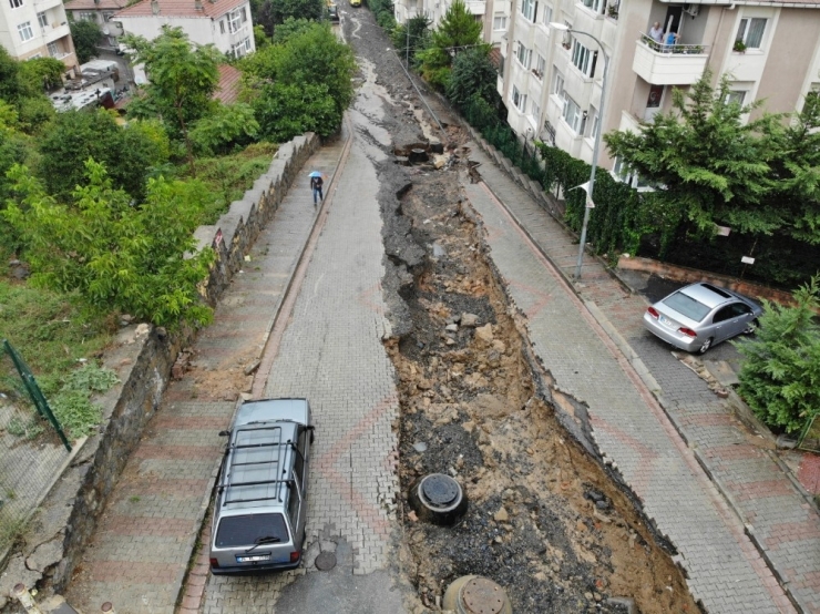 İstanbul’da Yoğun Yağış Sonrası Çöken Yol Havadan Görüntülendi